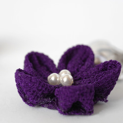 つまみ細工 紫のお花の揺れるイヤリング 2枚目の画像