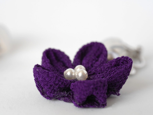 つまみ細工 紫のお花の揺れるイヤリング 2枚目の画像
