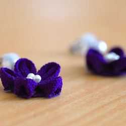つまみ細工 紫のお花の揺れるイヤリング 5枚目の画像