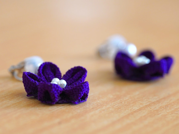 つまみ細工 紫のお花の揺れるイヤリング 5枚目の画像