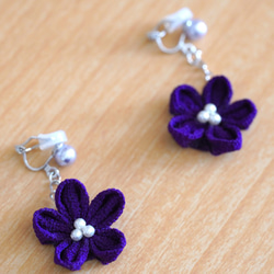 つまみ細工 紫のお花の揺れるイヤリング 6枚目の画像