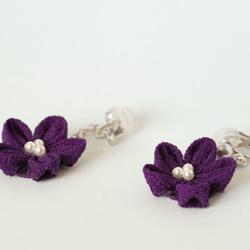 つまみ細工 紫のお花の揺れるイヤリング 7枚目の画像