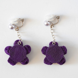 つまみ細工 紫のお花の揺れるイヤリング 8枚目の画像