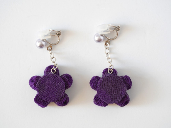 つまみ細工 紫のお花の揺れるイヤリング 8枚目の画像