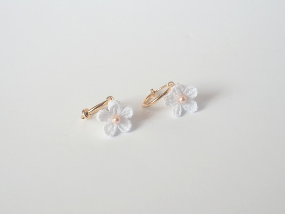 白い小花のフープイヤリング B 2枚目の画像