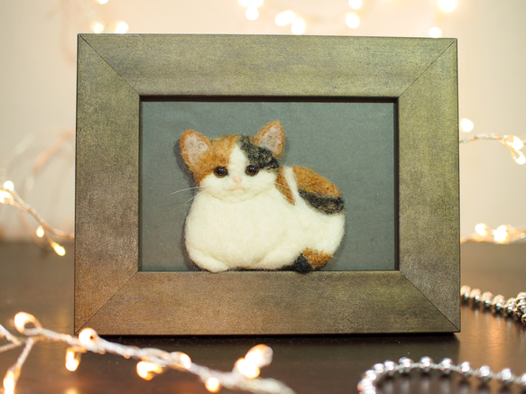 香箱座りの子猫(三毛猫)（羊毛フェルトの置き型インテリア） 1枚目の画像