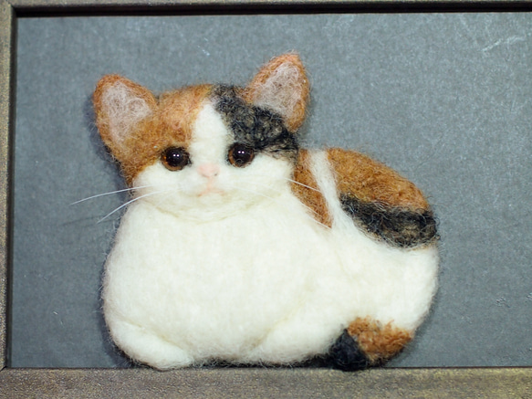 香箱座りの子猫(三毛猫)（羊毛フェルトの置き型インテリア） 2枚目の画像