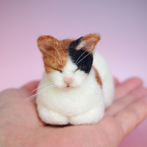 手のひらサイズ！香箱座りの三毛猫のインテリア(羊毛フェルト) 羊毛