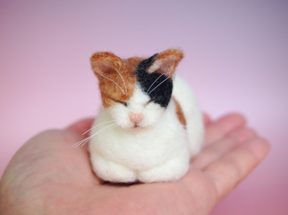 手のひらサイズ！香箱座りの三毛猫のインテリア(羊毛フェルト) 羊毛