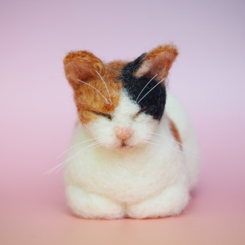 手のひらサイズ！香箱座りの三毛猫のインテリア(羊毛フェルト) 羊毛