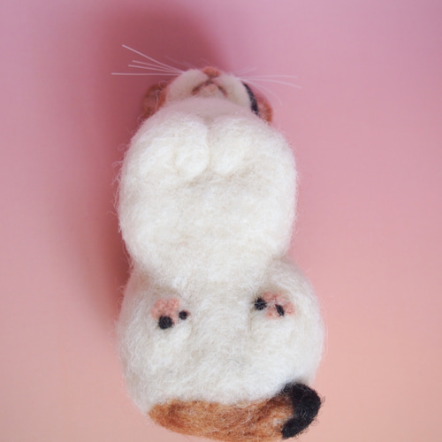 手のひらサイズ！香箱座りの三毛猫のインテリア(羊毛フェルト) 羊毛