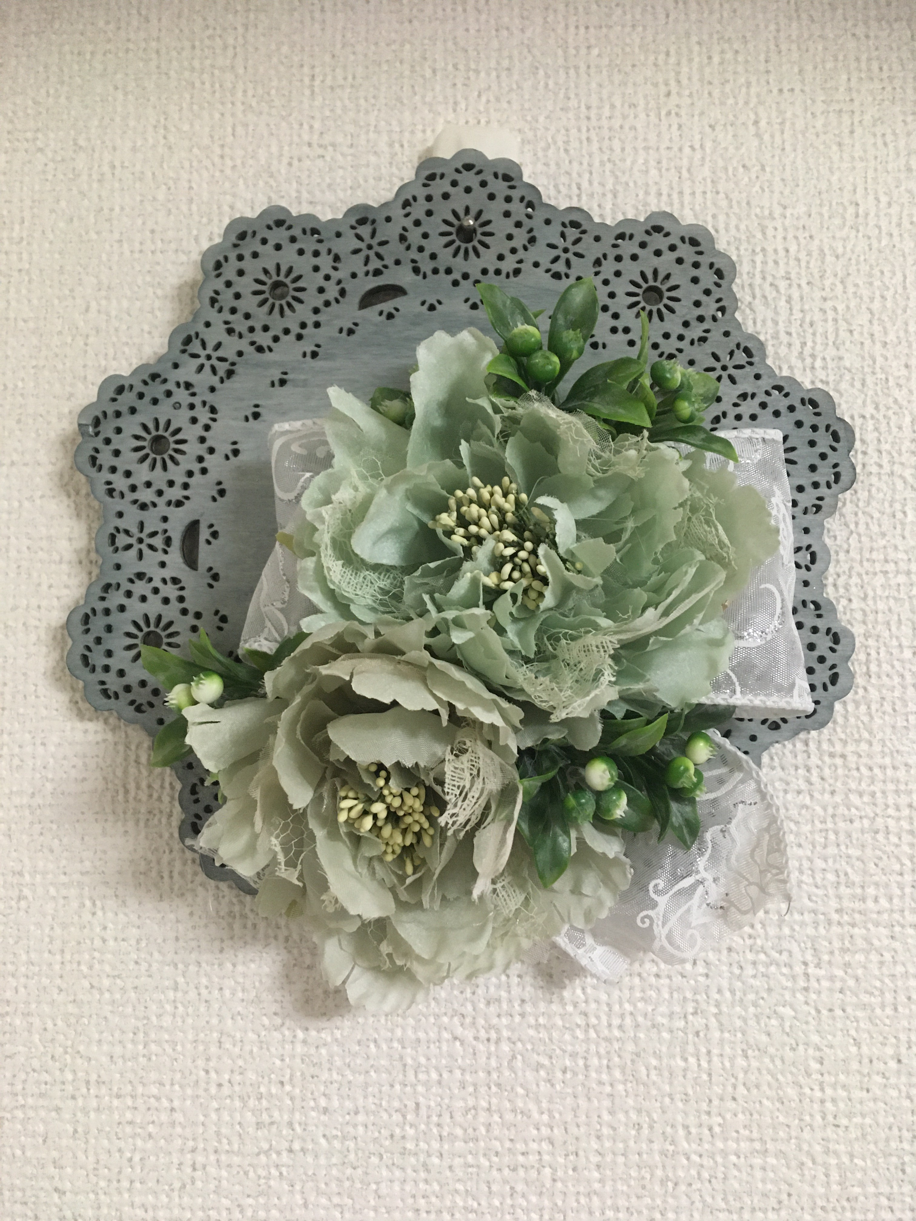 レースフラワーの壁掛けで職場や自宅を華やかに！