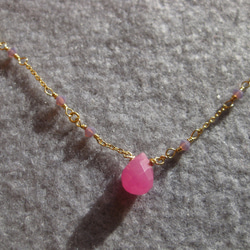 ピンク色天然石のドロップネックレス 2枚目の画像