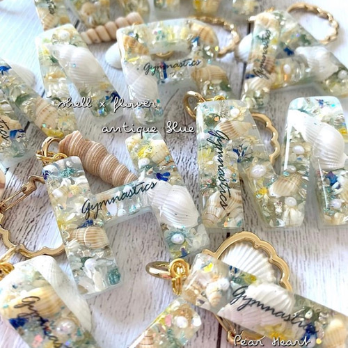 イニシャルキーホルダー【ｼｪﾙ×ﾌﾗﾜｰ♡ｱﾝﾃｨｰｸﾌﾞﾙｰver.】ぷっくりツヤツヤ