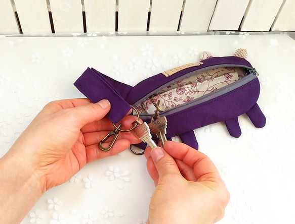 小物入れにもなる犬のキーケース（全身・紫色） 4枚目の画像
