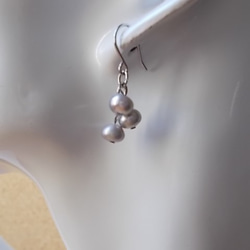 珍しいグレーの淡水パール・ピアスorイヤリング・本真珠を気軽に身に付けて！ 2枚目の画像