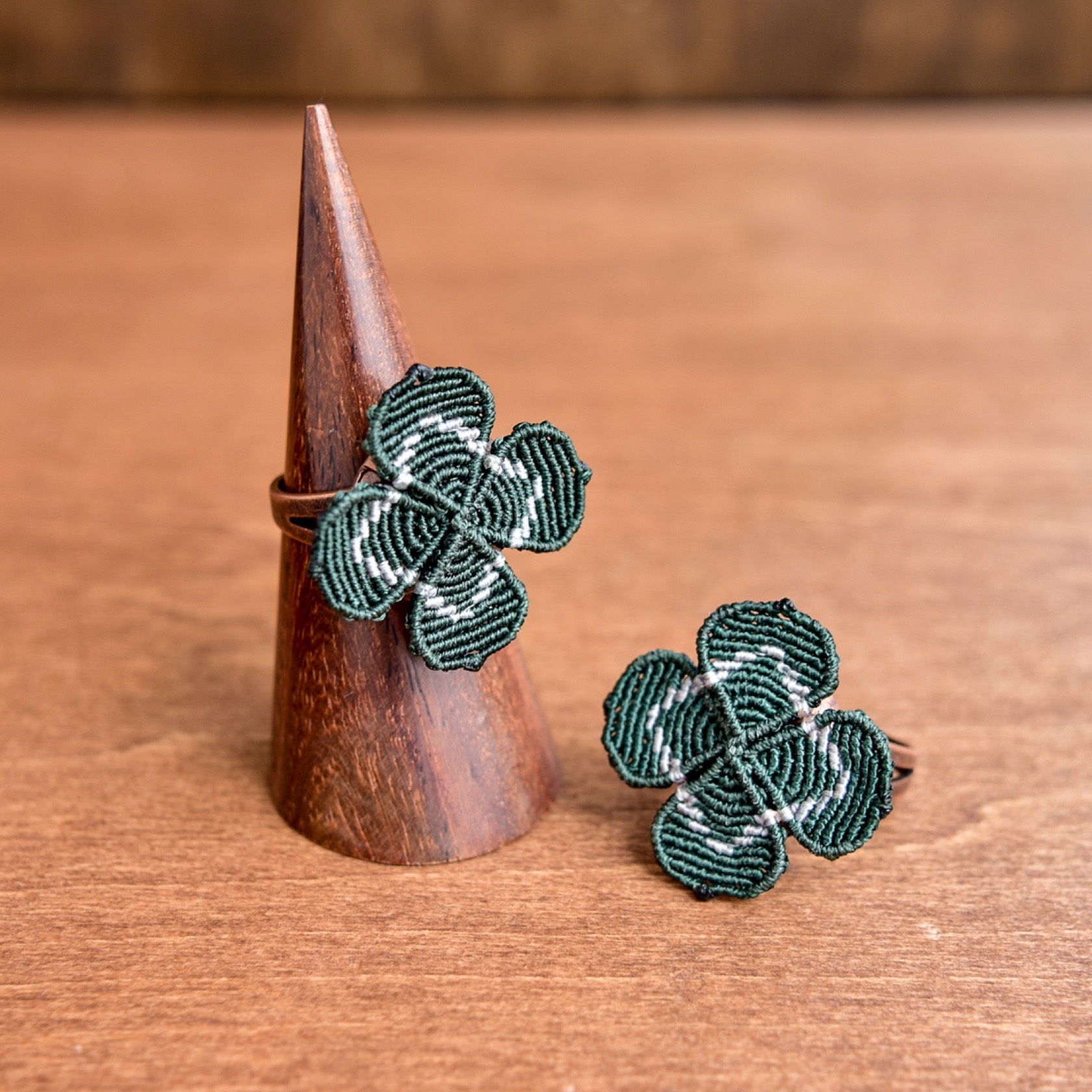 クローバーのマクラメリング "Four-leaf clover"