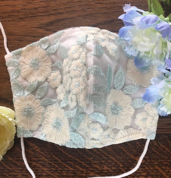 蒸れない立体夏マスク／高級レース総刺繍【水色の花の刺繍】 1枚目の画像