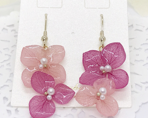 ピンクフラワーレジン×スパンコール♡花びら ピアス イヤリング 紫陽花ピアスorイヤリング コーラルピンク (レジン) ピアス（フック