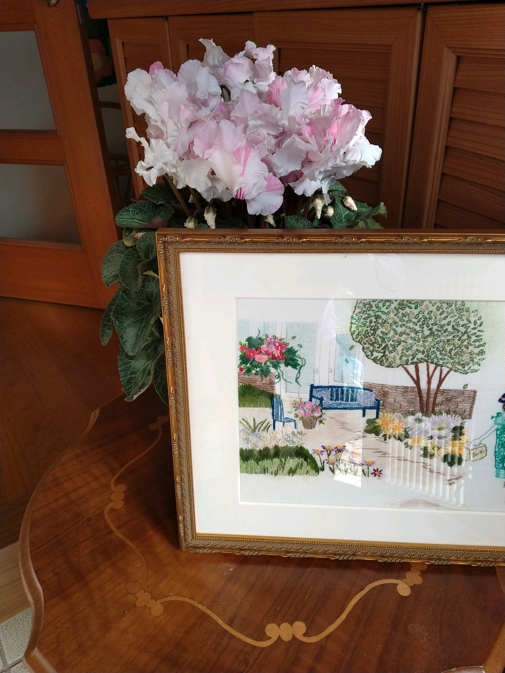 額・刺繍(お庭から、ただいま～)