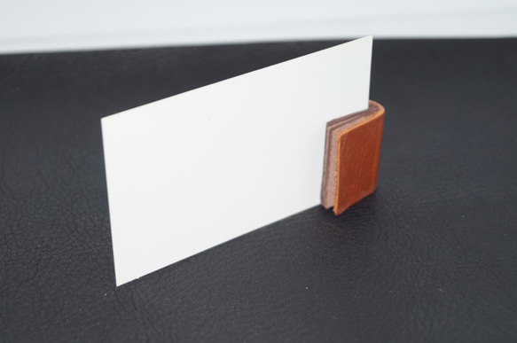 豆本型革製カードスタンド　S（ブラウン）メモスタンド メッセージカード ミニチュアブック 3枚目の画像