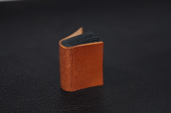 豆本型革製カードスタンド　S（ブラウン）メモスタンド メッセージカード ミニチュアブック 1枚目の画像