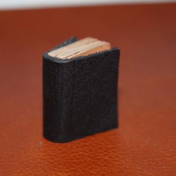 豆本型革製カードスタンド　S（ブラック）メモスタンド メッセージカード ミニチュアブック 1枚目の画像
