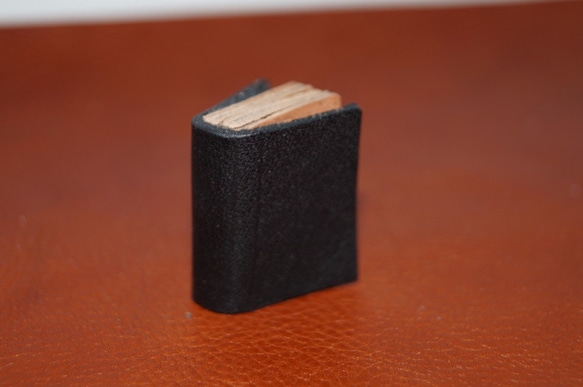 豆本型革製カードスタンド　S（ブラック）メモスタンド メッセージカード ミニチュアブック 1枚目の画像