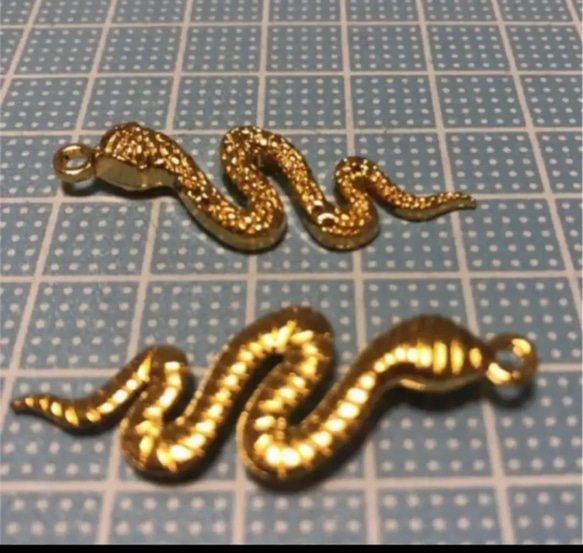 蛇腹蛇のチャーム　ゴールド　5個 4枚目の画像