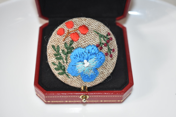 手刺繍 ビオラとお花たち ブローチ (ブルー) 1枚目の画像