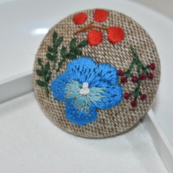 手刺繍 ビオラとお花たち ブローチ (ブルー) 2枚目の画像