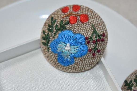 手刺繍 ビオラとお花たち ブローチ (ブルー) 2枚目の画像