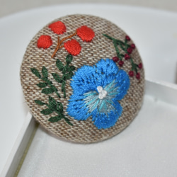 手刺繍 ビオラとお花たち ブローチ (ブルー) 3枚目の画像