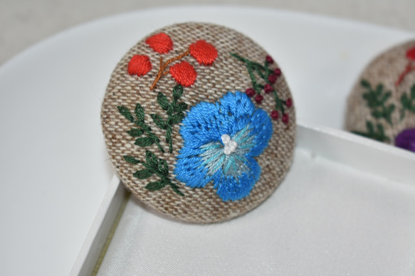 手刺繍 ビオラとお花たち ブローチ (ブルー) 3枚目の画像