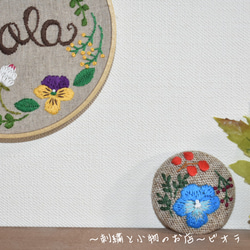 手刺繍 ビオラとお花たち ブローチ (ブルー) 4枚目の画像