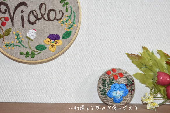 手刺繍 ビオラとお花たち ブローチ (ブルー) 4枚目の画像