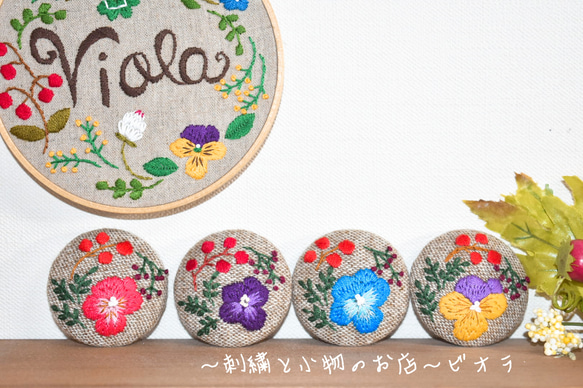 手刺繍 ビオラとお花たち ブローチ (ブルー) 5枚目の画像