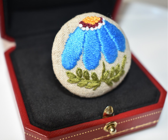 北欧のお花 刺繍ブローチ(水色) 1枚目の画像