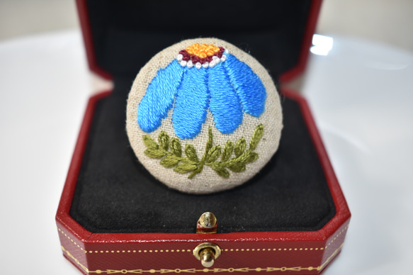 北欧のお花 刺繍ブローチ(水色) 3枚目の画像