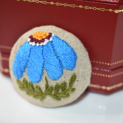 北欧のお花 刺繍ブローチ(水色) 4枚目の画像