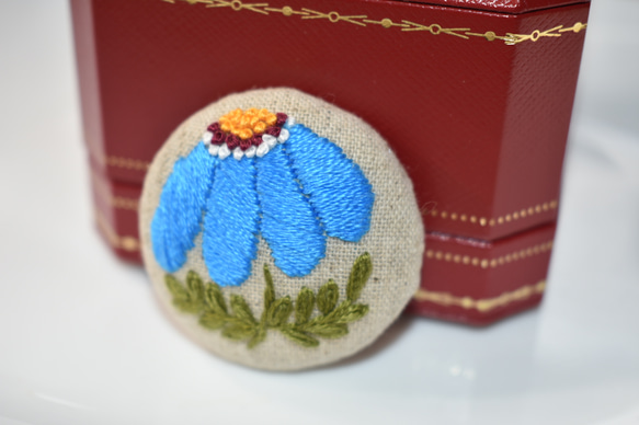 北欧のお花 刺繍ブローチ(水色) 4枚目の画像