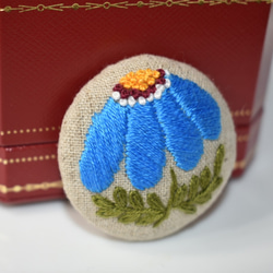 北欧のお花 刺繍ブローチ(水色) 5枚目の画像