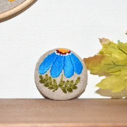 北欧のお花 刺繍ブローチ(水色) 7枚目の画像