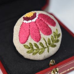 北欧のお花 刺繍ブローチ(ピンク) 1枚目の画像