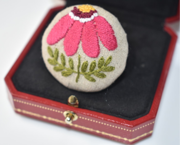 北欧のお花 刺繍ブローチ(ピンク) 2枚目の画像