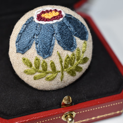 北欧のお花 刺繍ブローチ(青) 1枚目の画像