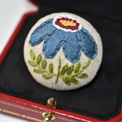 北欧のお花 刺繍ブローチ(青) 2枚目の画像
