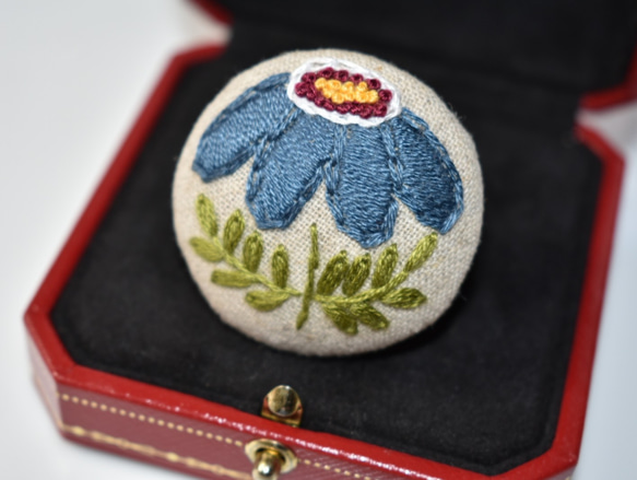 北欧のお花 刺繍ブローチ(青) 2枚目の画像