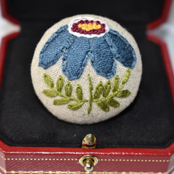 北欧のお花 刺繍ブローチ(青) 3枚目の画像