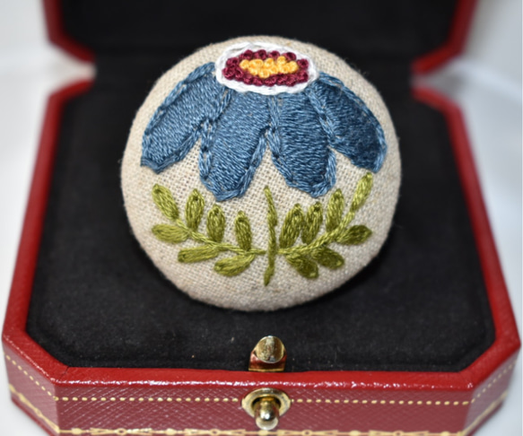 北欧のお花 刺繍ブローチ(青) 3枚目の画像